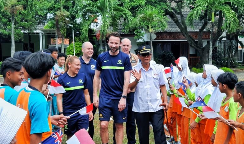 Kedubes Australia-Dompet Dhuafa beri pelatihan sepak bola anak SD Kedubes Australia-Dompet Dhuafa beri pelatihan sepak bola anak SD