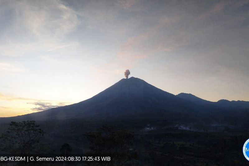 Gunung Semeru kembali erupsi selama 106 detik Gunung Semeru kembali erupsi selama 106 detik