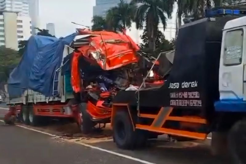 Polisi duga kecelakaan truk di Tol Dalam Kota karena kelebihan muatan Polisi duga kecelakaan truk di Tol Dalam Kota karena kelebihan muatan