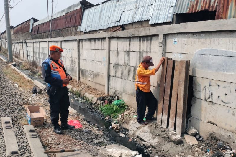 KAI Daop 1 Jakarta perkuat pagar pembatas rel dijebol di Bekasi KAI Daop 1 Jakarta perkuat pagar pembatas rel dijebol di Bekasi