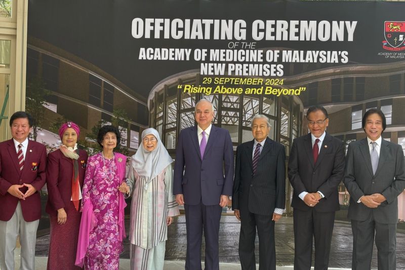Tepis isu wafat, Mahathir hadiri peresmian Gedung Baru Akademi Kedokteran Malaysia Tepis isu wafat, Mahathir hadiri peresmian Gedung Baru Akademi Kedokteran Malaysia