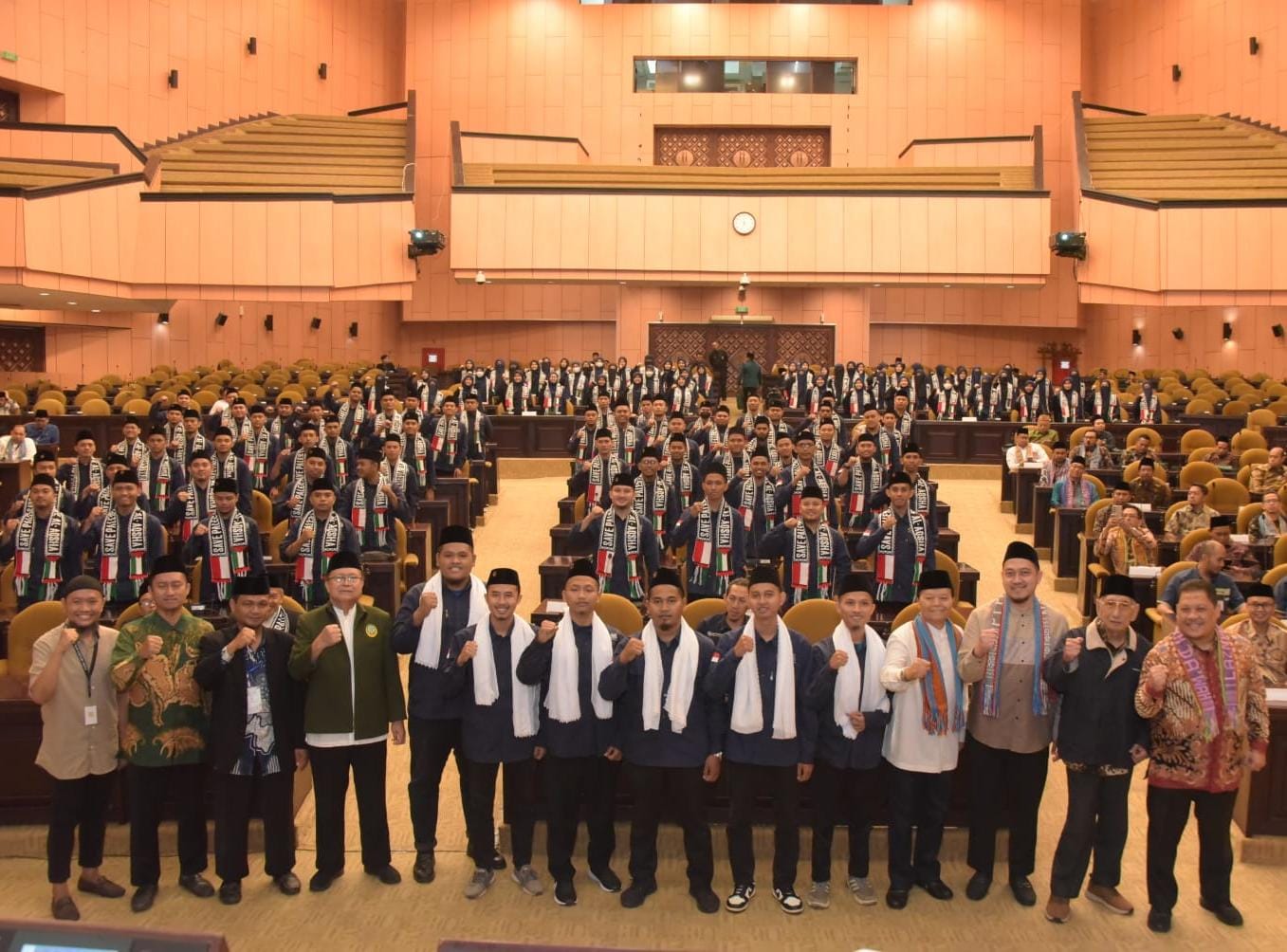 Di Gedung DPR/MPR RI, Dewan Dawah resmi melepas 137 guru ngaji ke pedalaman Di Gedung DPR/MPR RI, Dewan Dawah resmi melepas 137 guru ngaji ke pedalamanÂ