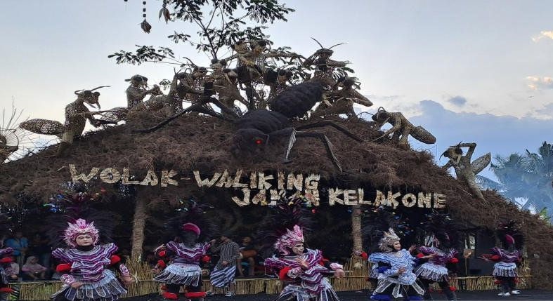 Seniman asal lokasi Festival Lima Gunung performa seni dari Afsel Seniman asal lokasi Festival Lima Gunung performa seni dari Afsel