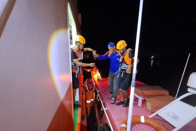 SAR Pangkalpinang evakuasi 8 pemancing yang terombang-ambing di laut SAR Pangkalpinang evakuasi 8 pemancing yang terombang-ambing di laut