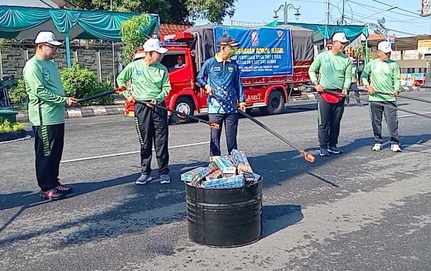 Bea Cukai Tegal musnahkan rokok ilegal berpotensi rugikan negara Rp8,1 miliar Bea Cukai Tegal musnahkan rokok ilegal berpotensi rugikan negara Rp8,1 miliar