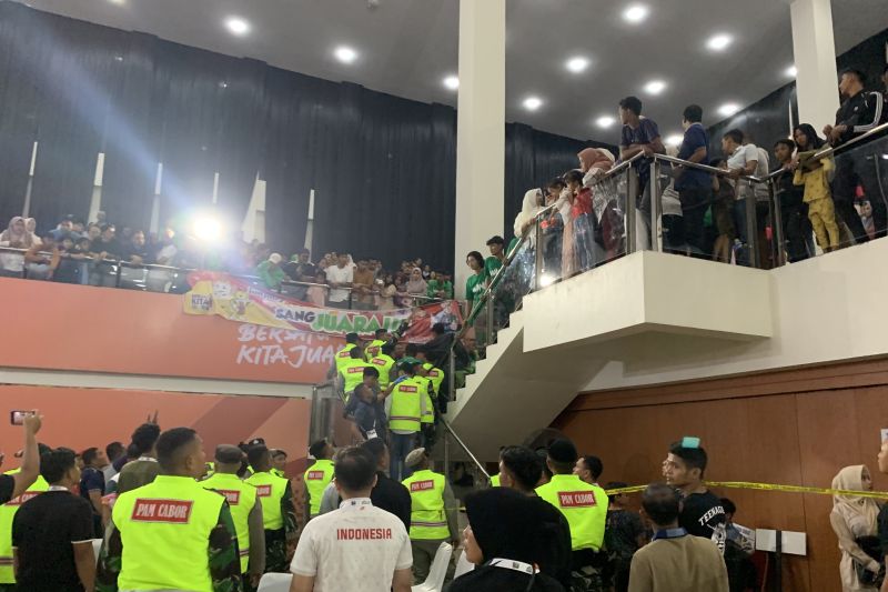 Pertandingan muaythai tetap berjalan meski sempat ricuh Pertandingan muaythai tetap berjalan meski sempat ricuh