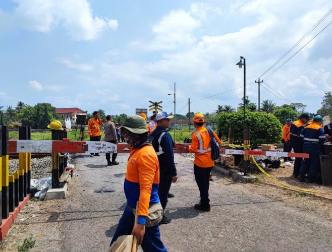 KA Taksaka tertemper truk di perlintasan antara Sentolo-Rewulu KA Taksaka tertemper truk di perlintasan antara Sentolo-Rewulu