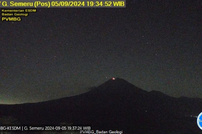 Gunung Semeru erupsi dengan letusan setinggi 400 meter Gunung Semeru erupsi dengan letusan setinggi 400 meter