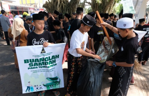 Santri Ponpes Al Musthofa Tebuireng 16 gelar aksi peduli lingkungan Santri Ponpes Al Musthofa Tebuireng 16 gelar aksi peduli lingkungan