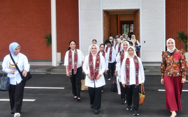 Iriana bertolak ke Kaltim tinjau kerajinan hingga bermalam di IKN Iriana bertolak ke Kaltim tinjau kerajinan hingga bermalam di IKN