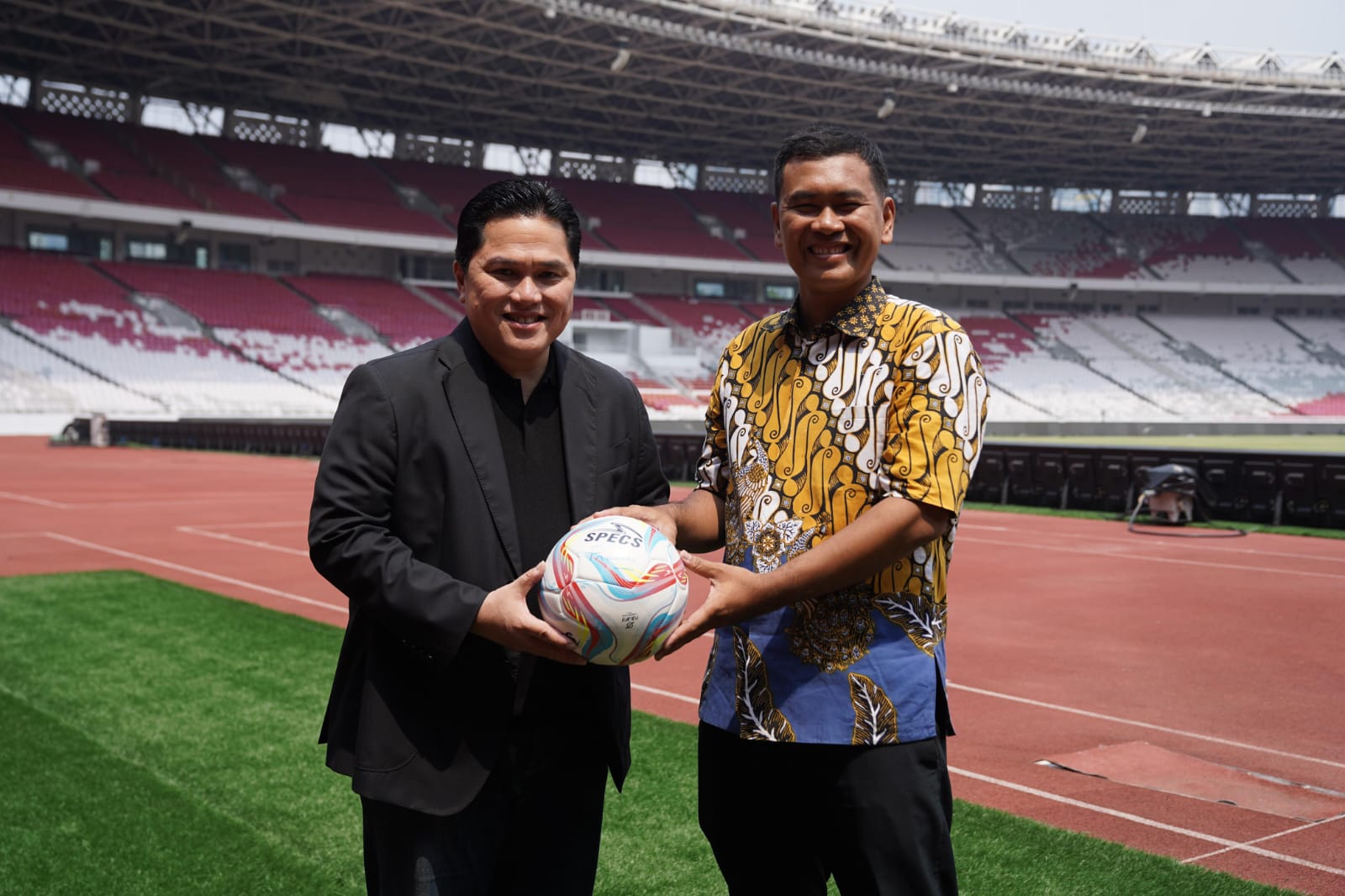 Terima bola tandatangan Paus Fransiskus, Erick Thohir senang Terima bola tandatangan Paus Fransiskus, Erick Thohir senang