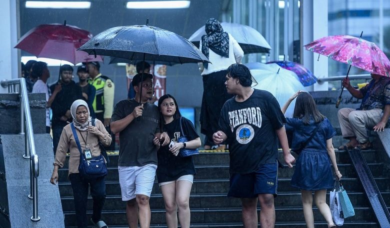 Waspada hujan petir di mayoritas kota besar Indonesia pada Senin