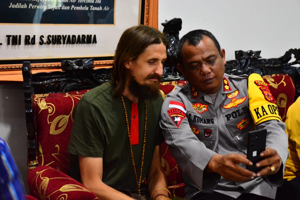 Pilot Philip Mark Mehrtens berhasil dibebaskan dari sandera KKB Pilot Philip Mark Mehrtens berhasil dibebaskan dari sandera KKB