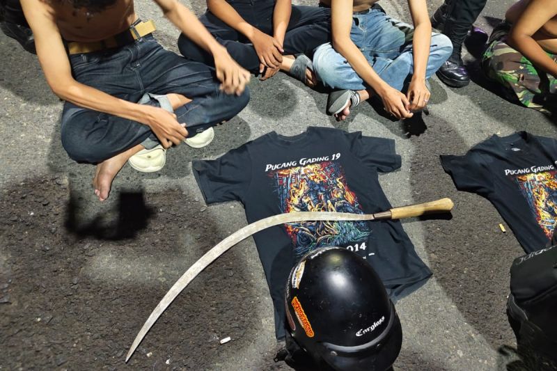 Polrestabes Semarang tangkap belasan remaja bersenjata tajam Polrestabes Semarang tangkap belasan remaja bersenjata tajam