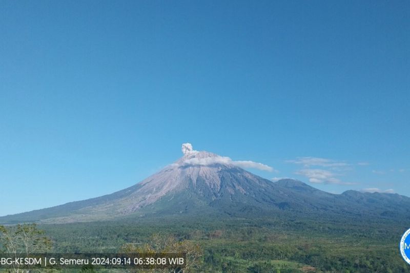 Gunung Semeru dua kali erupsi pada Sabtu pagi Gunung Semeru dua kali erupsi pada Sabtu pagi