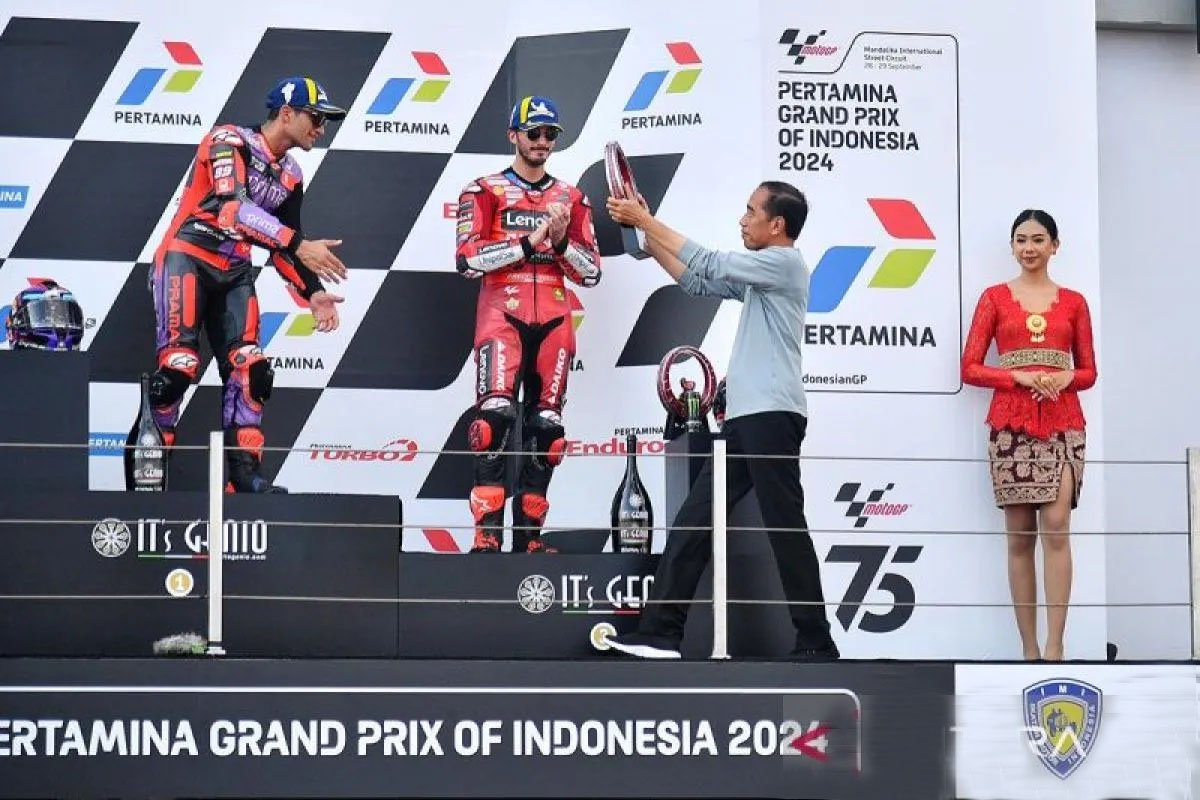 Jokowi saksikan MotoGP Indonesia 2024 Mandalika Jokowi saksikan MotoGP Indonesia 2024 Mandalika