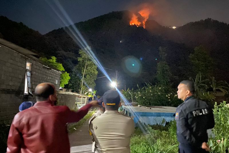 Kebakaran lereng Gunung Telomoyo di Kabupaten Semarang dipadamkan Kebakaran lereng Gunung Telomoyo di Kabupaten Semarang dipadamkan
