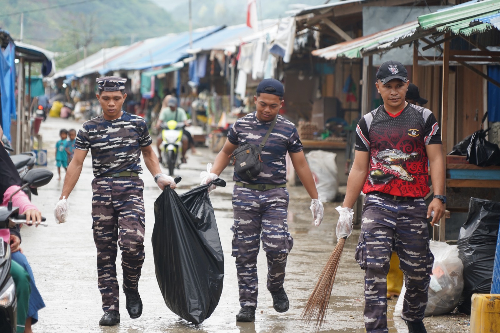 TNI bantu warga bersihkan sampah pasar baru Youtefa Jayapura TNI bantu warga bersihkan sampah pasar baru Youtefa Jayapura