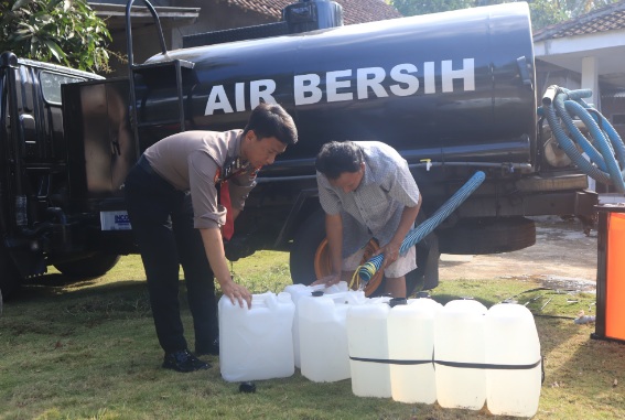 Polres Malang dropping air bersih di dua desa yang alami kekeringan Polres Malang dropping air bersih di dua desa yang alami kekeringan