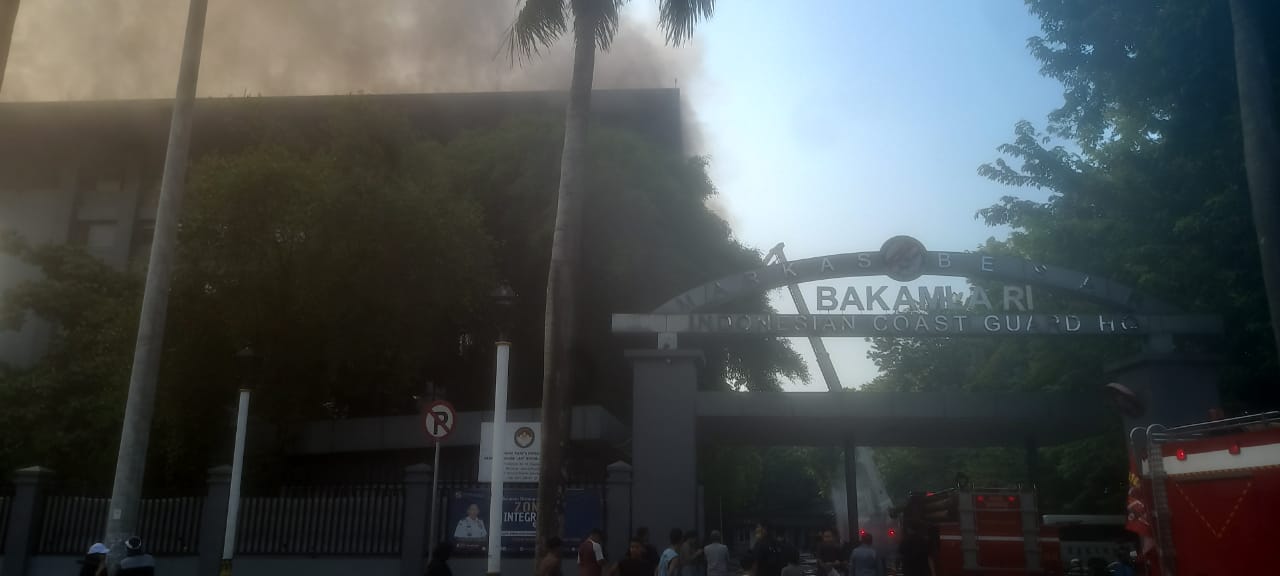 Gedung Bakamla Jakarta terbakar, asap tebal membumbung tinggi Gedung Bakamla Jakarta terbakar, asap tebal membumbung tinggi