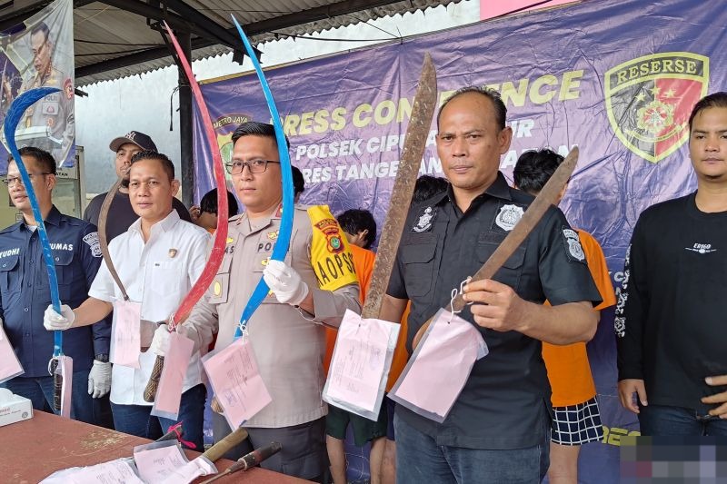 Polisi amankan 10 pelaku tawuran bersenjata tajam di Tangsel Polisi amankan 10 pelaku tawuran bersenjata tajam di Tangsel