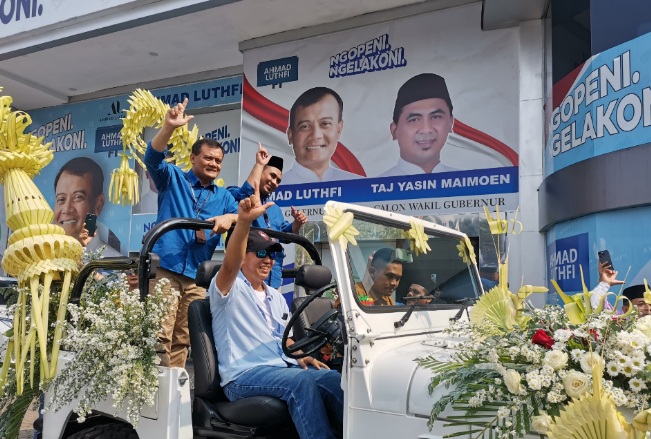 Naik jeep terbuka, Luthfi - Yasin meriahkan Kampanye Damai KPU Jateng Naik jeep terbuka, Luthfi - Yasin meriahkan Kampanye Damai KPU Jateng