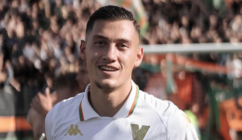 Bek Indonesia Jay Idzes main penuh saat Venezia kalah 0-4 dari Milan Bek Indonesia Jay Idzes main penuh saat Venezia kalah 0-4 dari Milan