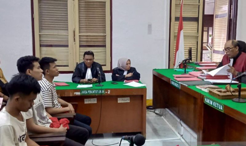 Hakim vonis 12 tahun penjara tiga geng motor terbukti pembunuhan Hakim vonis 12 tahun penjara tiga geng motor terbukti pembunuhan