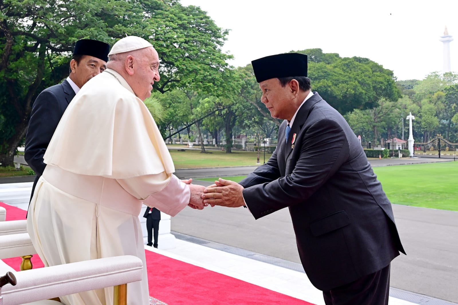 Menhan Prabowo dampingi Presiden Jokowi dalam kunjungan Paus Fransiskus di Istana Merdeka