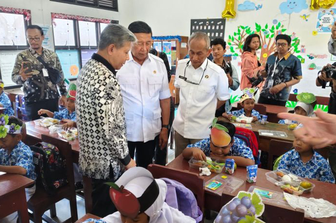Ketua Watimpres tinjau uji coba makan bergizi gratis di Solo Ketua Watimpres tinjau uji coba makan bergizi gratis di Solo