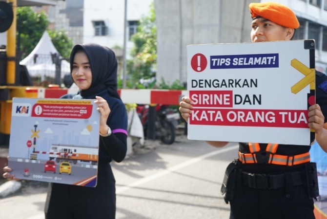 KAI - Polrestabes Medan gerakkan taat berlalu lintas di perlintasan sebidang KAI - Polrestabes Medan gerakkan taat berlalu lintas di perlintasan sebidang