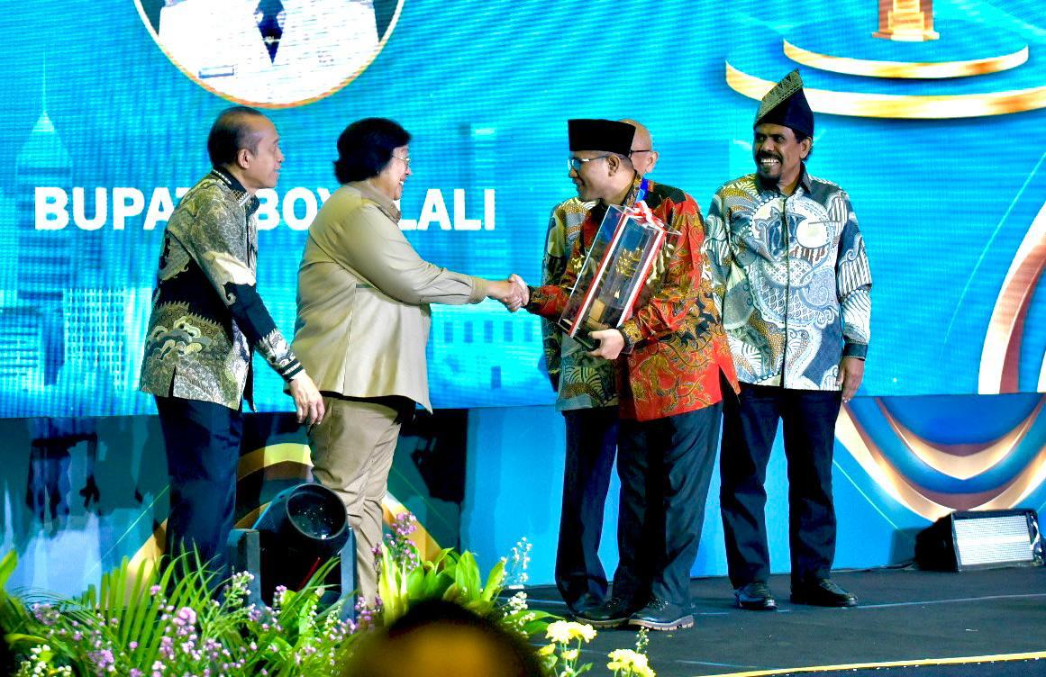 Bupati dan Ketua DPRD Boyolali raih Green Leadership Nirwasita Tantra 2023 Bupati dan Ketua DPRD Boyolali raih Green Leadership Nirwasita Tantra 2023