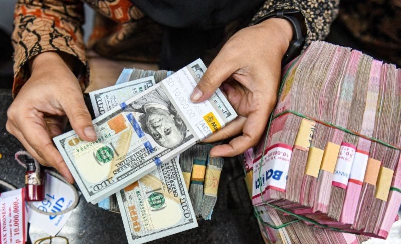 Rupiah naik imbas penurunan kepercayaan konsumen AS