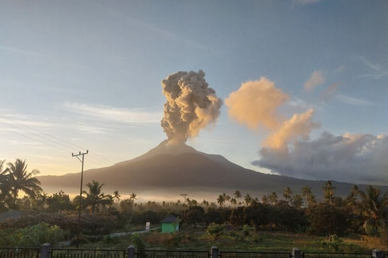 Gunung Lewotobi kembali erupsi dengan tinggi 700-900 meter Gunung Lewotobi kembali erupsi dengan tinggi 700-900 meter