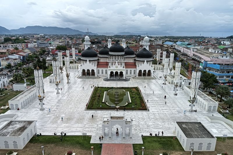 Masjid Raya Baiturrahman Aceh setiap hari dikunjungi turis asing Masjid Raya Baiturrahman Aceh setiap hari dikunjungi turis asing
