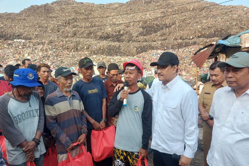 Mensos kunjungi pemulung Bantargebang guna serahkan bantuan Atensi Mensos kunjungi pemulung Bantargebang guna serahkan bantuan Atensi