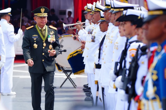 Panglima TNI pimpin upacara HUT ke-79 TNI AL di Perairan Teluk Jakarta Panglima TNI pimpin upacara HUT ke-79 TNI AL di Perairan Teluk Jakarta
