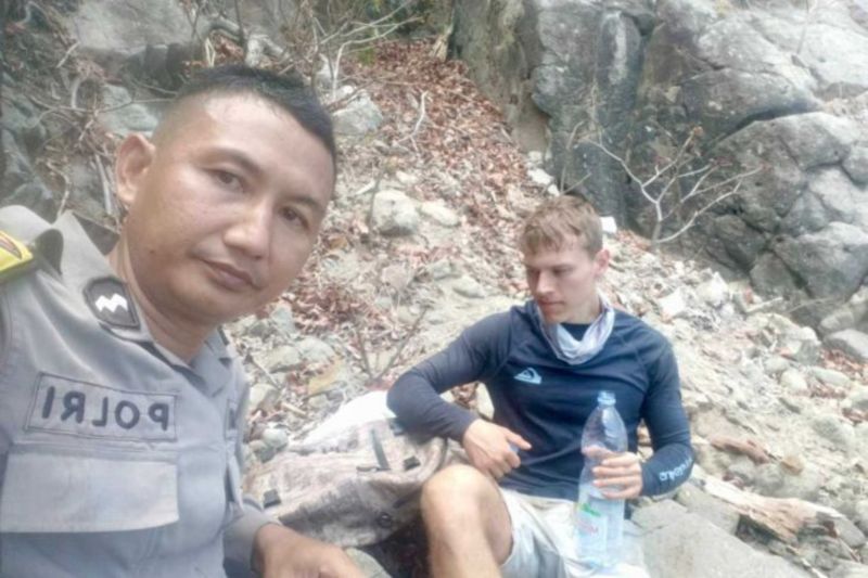 Polisi evakuasi wisatawan Belanda terjebak di Bukit Meang Lombok Barat Polisi evakuasi wisatawan Belanda terjebak di Bukit Meang Lombok Barat
