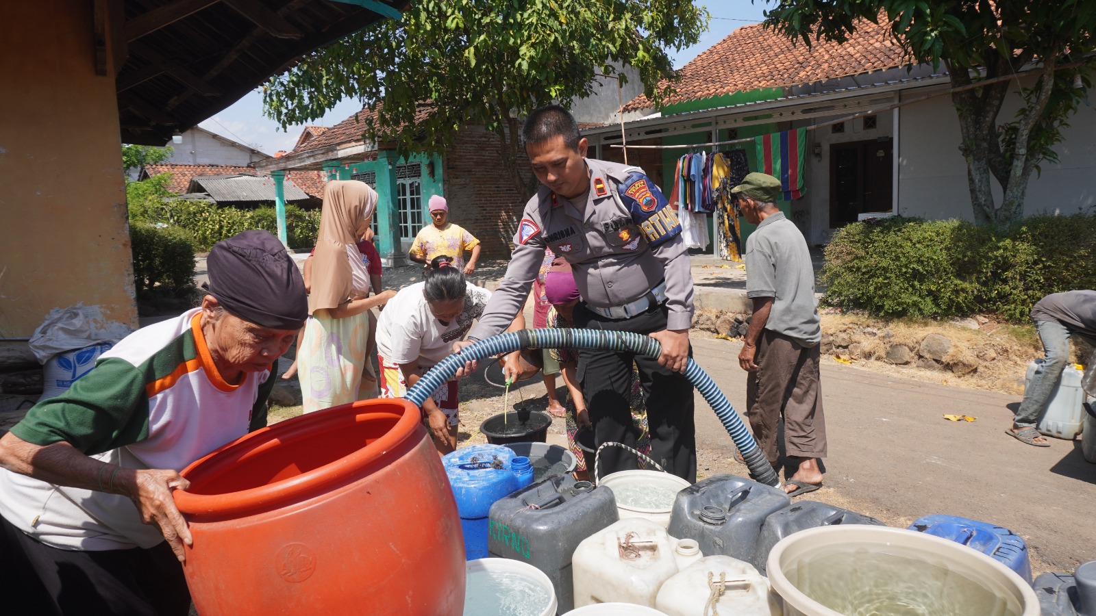 Satlantas Polres Tegal salurkan 21.000 liter air bersih kepada warga terdampak kekeringan Satlantas Polres Tegal salurkan 21.000 liter air bersih kepada warga terdampak kekeringan