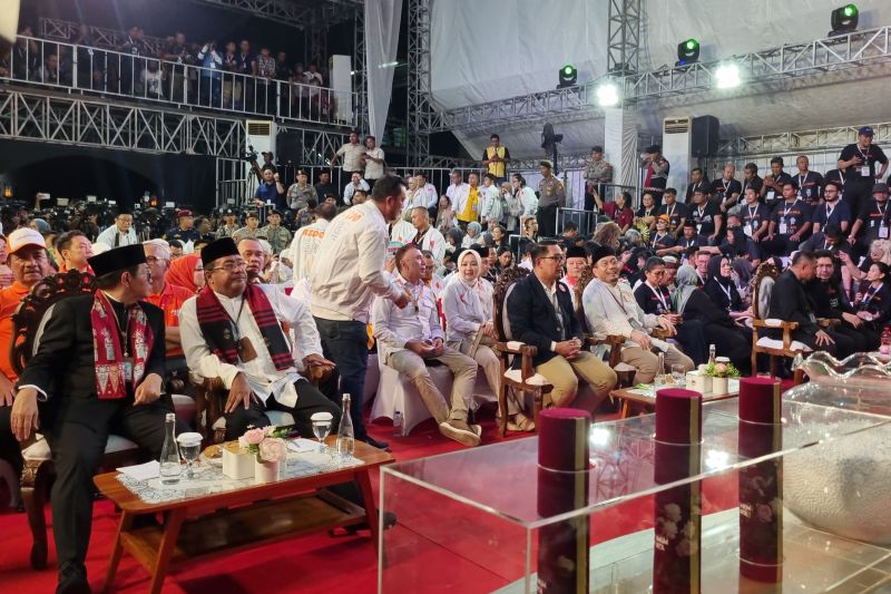 Tiga pasangan cagub-cawagub tiba di KPU DKI untuk undi nomor urut Tiga pasangan cagub-cawagub tiba di KPU DKI untuk undi nomor urut