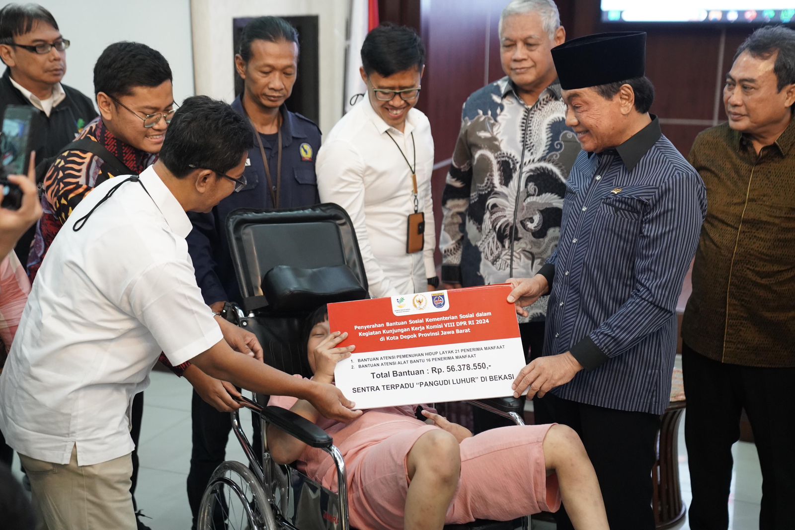 Kemensos dan Komisi VIII DPR beri bantuan bagi warga rentan Kemensos dan Komisi VIII DPR beri bantuan bagi warga rentan