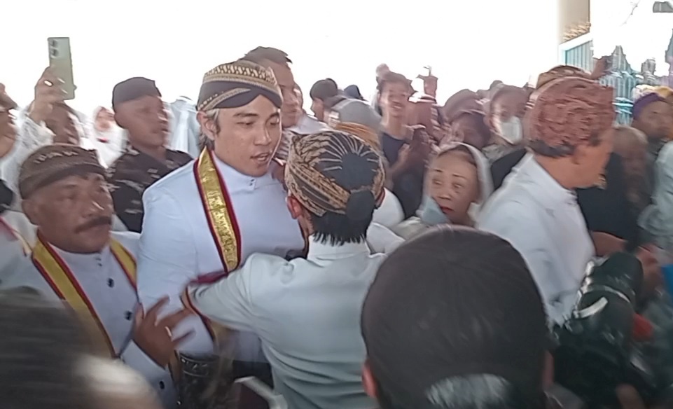 Acara tradisi Sekaten Kraton Surakarta diwarnai insiden pemukulan Acara tradisi Sekaten Kraton Surakarta diwarnai insiden pemukulan