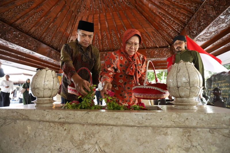 Tri Rismaharini dan Gus Hans ziarah makam Bung Karno Tri Rismaharini dan Gus Hans ziarah makam Bung Karno