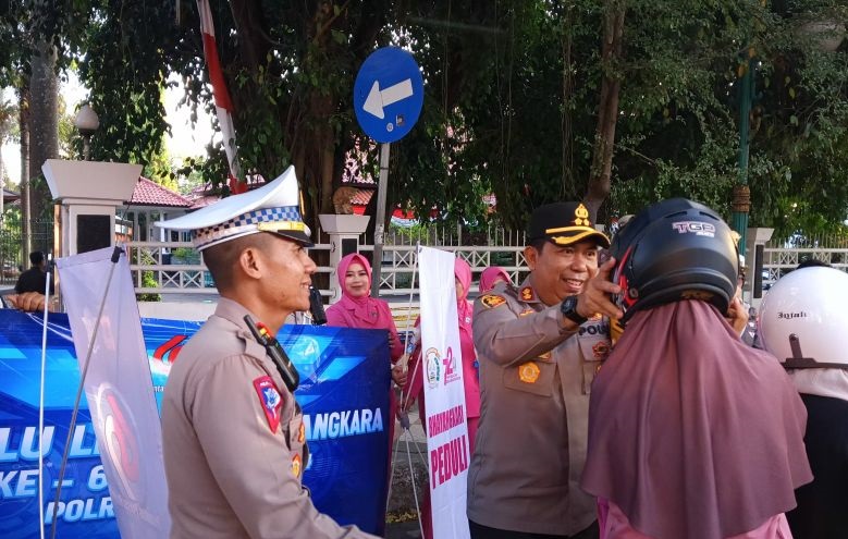 Polres Sukabumi bagikan helm SNI gratis untuk pengguna sepeda motor Polres Sukabumi bagikan helm SNI gratis untuk pengguna sepeda motor