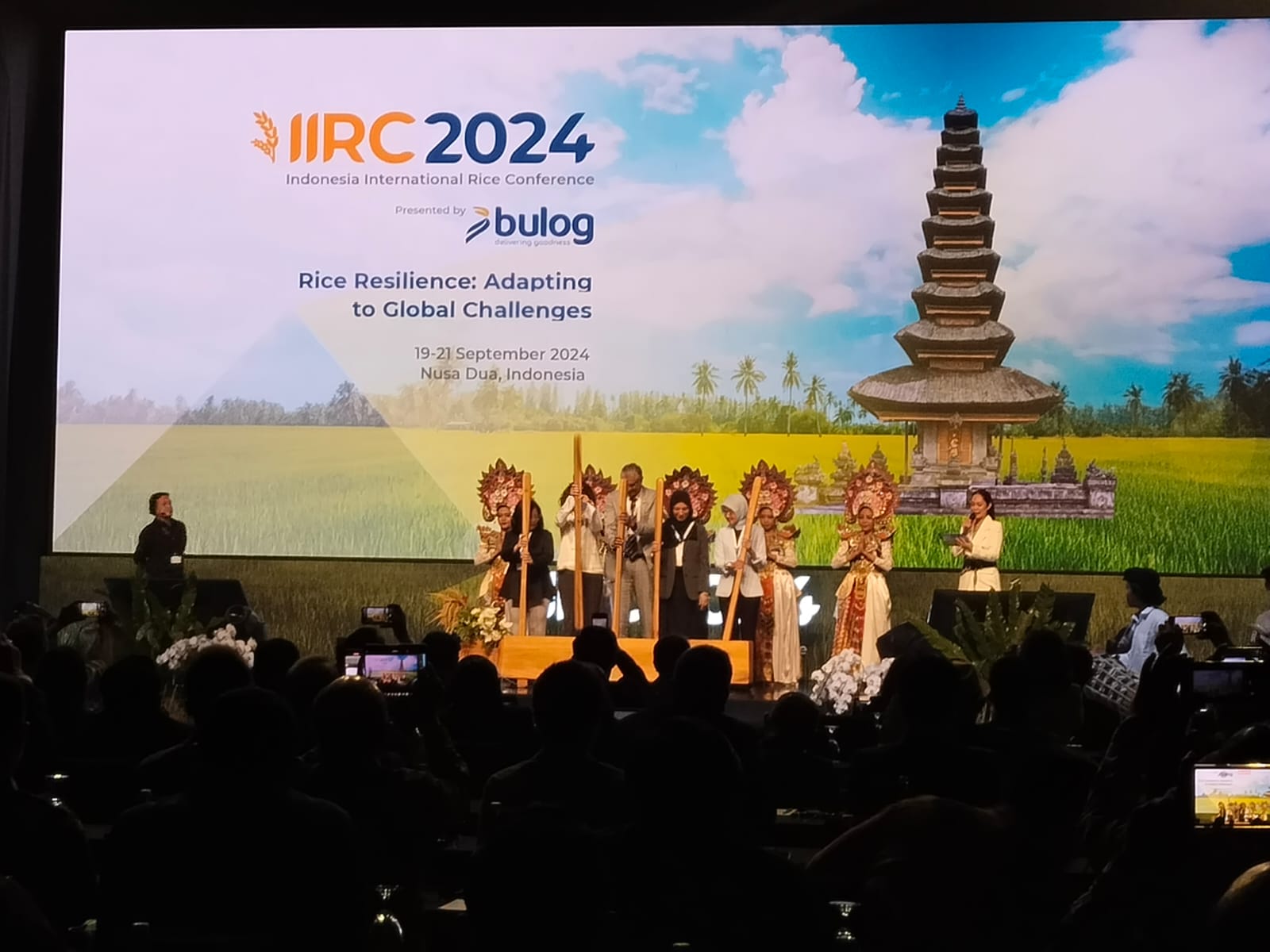 Tumbuk Lesung membuka International Rice Conference 2024 Tumbuk Lesung membuka International Rice Conference 2024