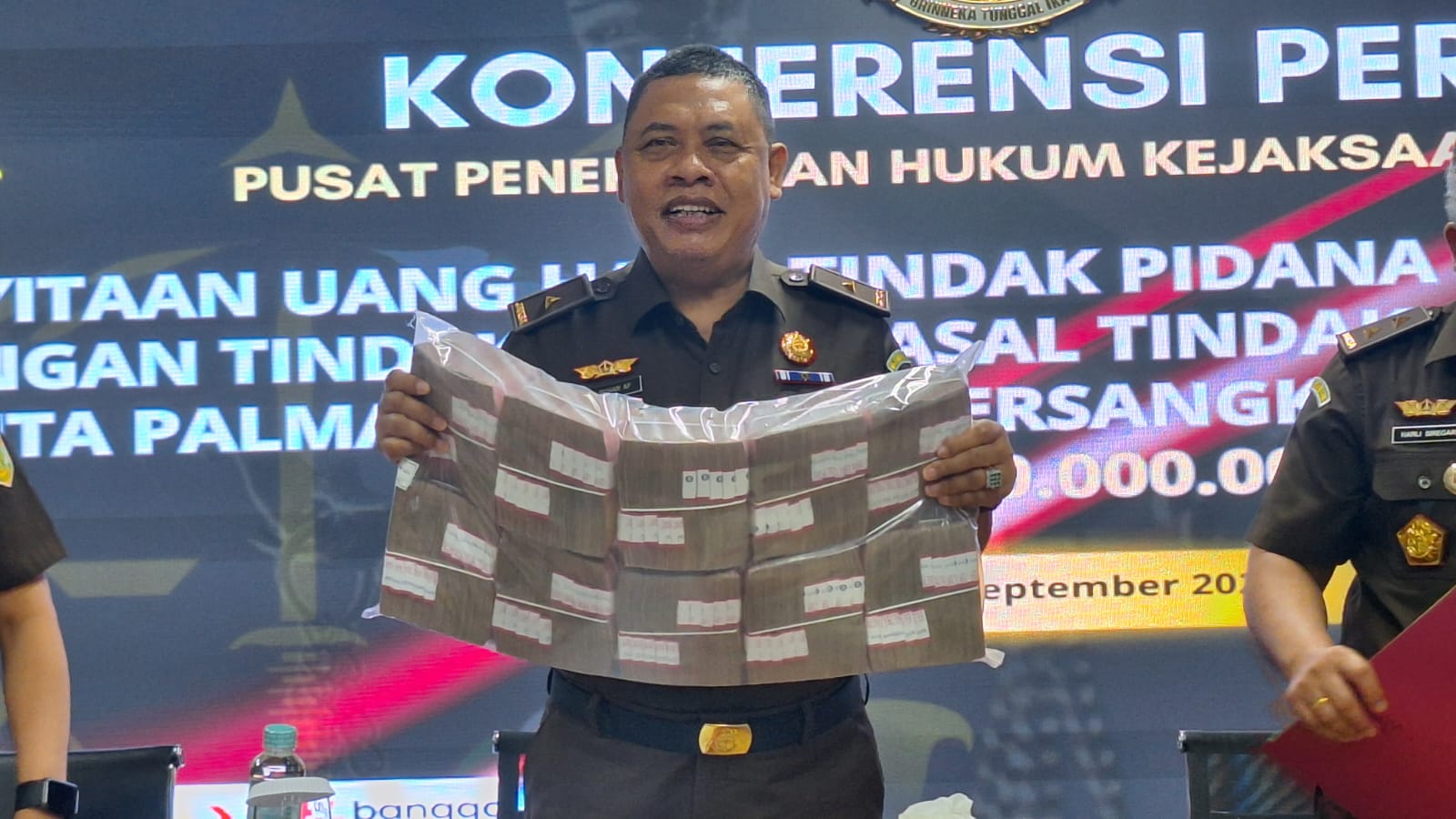 Kejagung pamer uang Rp450 M, sitaan dari PT Asset Pacific Kejagung pamer uang Rp450 M, sitaan dari PT Asset Pacific