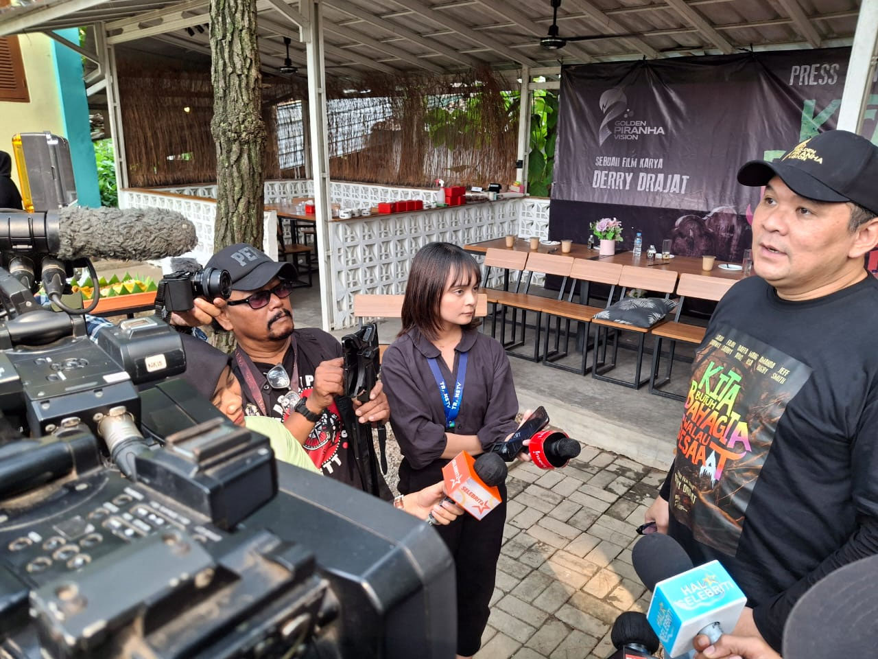 Derry Derajat pertama kalinya sutradarai film horor komedi Kita Butuh Bahagia Walau Sesaat Derry Derajat pertama kalinya sutradarai film horor komedi Kita Butuh Bahagia Walau Sesaat