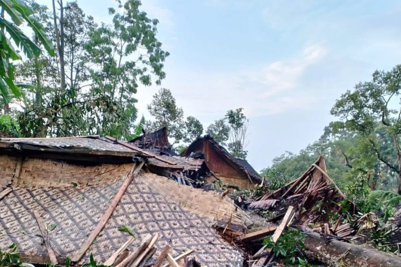 Puting beliung terjang tujuh rumah di pemukiman Badui Puting beliung terjang tujuh rumah di pemukiman Badui