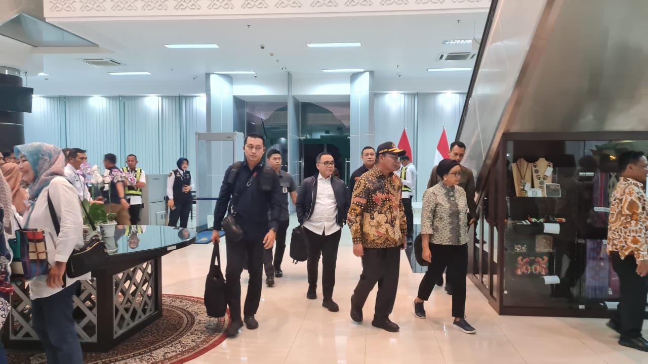Presiden Jokowi pimpin rapat kabinet, menteri datang ke IKN Presiden Jokowi pimpin rapat kabinet, menteri datang ke IKN
