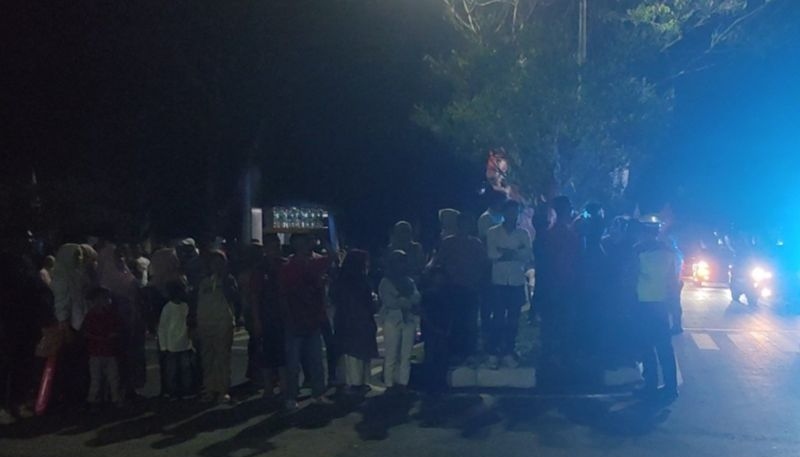 Warga padati area depan venue pembukaan PON 2024 tunggu Jokowi